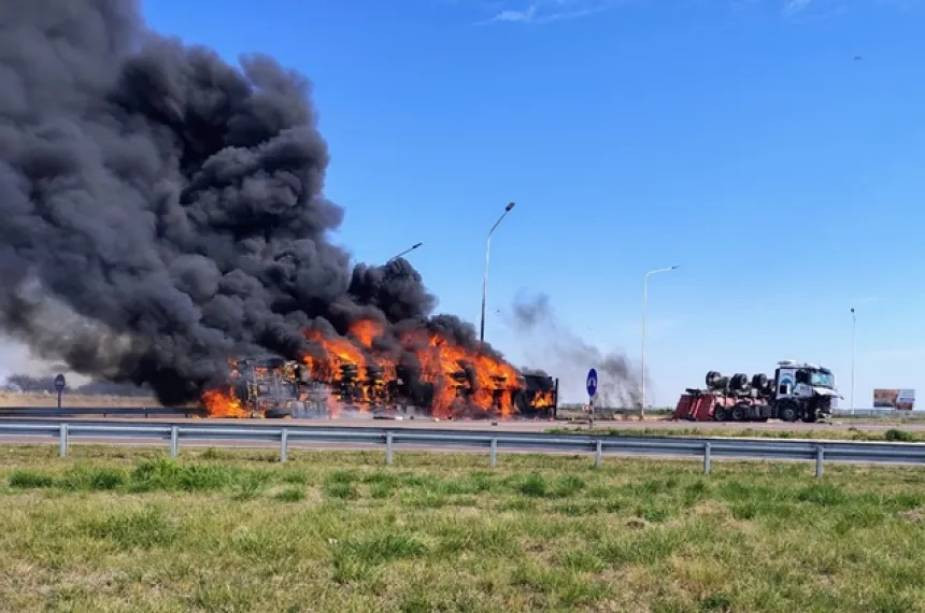 Tercer choque de camiones en tres días: incendio y ruta cortada en un cruce