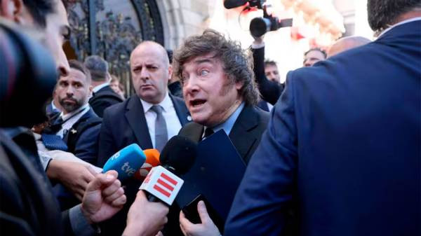 Javier Milei defendió las reformas económicas en España luciendo una venda en el cuello