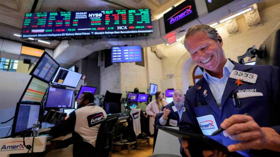 El riesgo país perfora los 500 puntos y alcanza su marca mínima en un mes