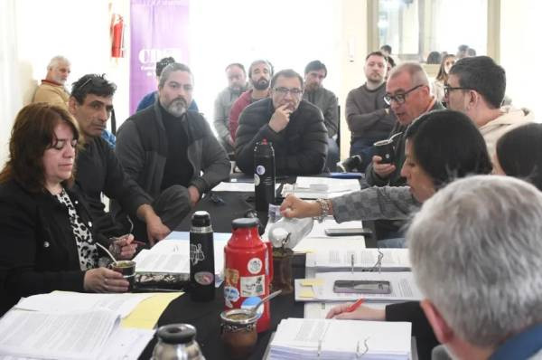 Taxistas y dueños de licencias debaten modificaciones a la ordenanza en el Concejo Deliberante