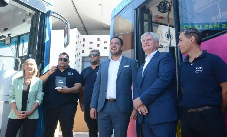 "A contramano del desgüace y la timba financiera", di Napoli presentó 8 nuevos colectivos
