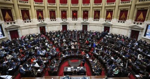 La oposición impuso su mayoría y aprobó la ley que limita el uso de los DNU