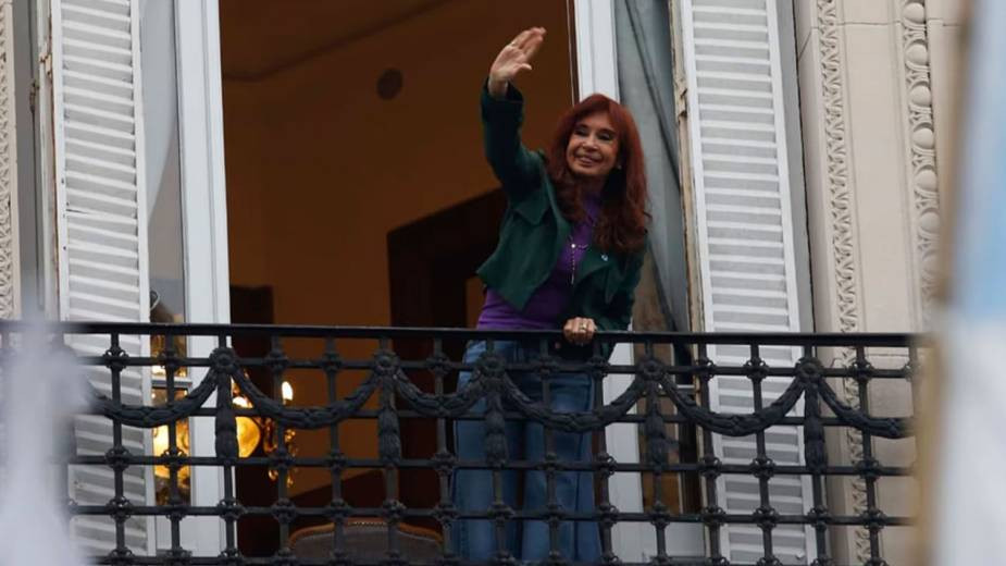 Un dirigente fundador de La Cámpora posee un departamento en el edificio del arresto domiciliario de Cristina Kirchner