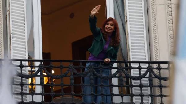 Un dirigente fundador de La Cámpora posee un departamento en el edificio del arresto domiciliario de Cristina Kirchner