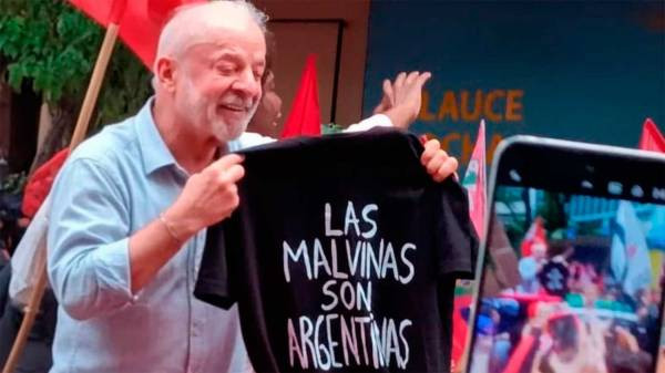 Elecciones en Brasil: Lula da Silva exhibió una remera con la leyenda "Las Malvinas son argentinas" en su cierre de campaña
