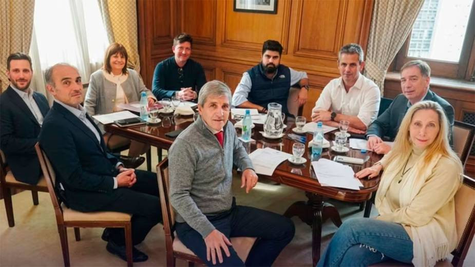 Cónclave libertario en la Rosada: Karina comanda la mesa política mientras los mercados crujen y Milei arma las valijas