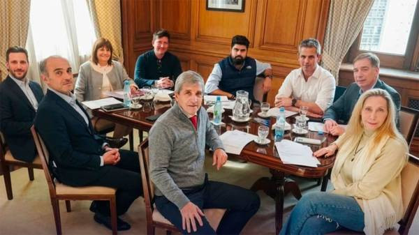 Cónclave libertario en la Rosada: Karina comanda la mesa política mientras los mercados crujen y Milei arma las valijas