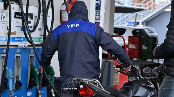 El petróleo supera los 100 dólares y se aleja la expectativa de una rebaja en los combustibles