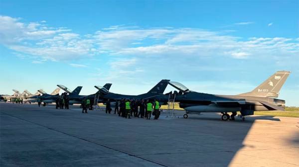 Aterrizaron en Córdoba seis nuevos F-16 y la Fuerza Aérea ya tiene la mitad de los aviones comprados a Dinamarca