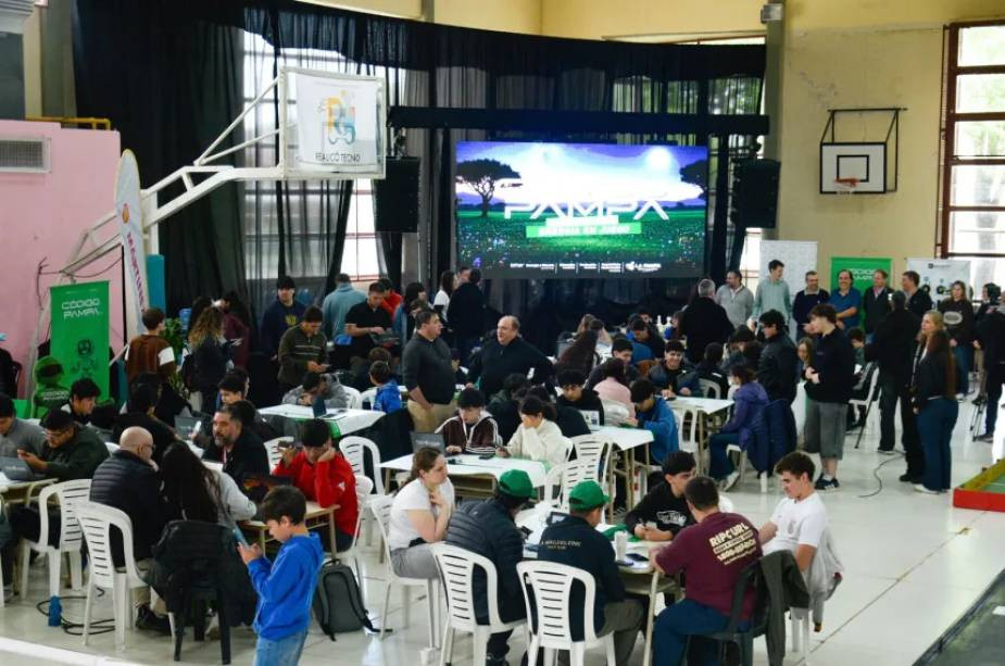 Jóvenes pampeanos debatieron sobre eficiencia energética en el marco de ROBOMATRIX