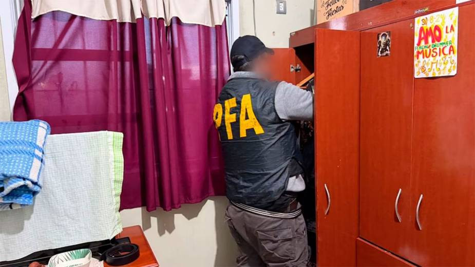 La advertencia del FBI a la PFA: un menor chateaba con IA sobre una masacre escolar en Quilmes