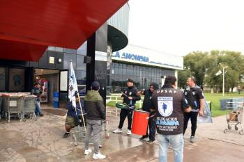 Vigiladores privados se manifestaron en supermercado