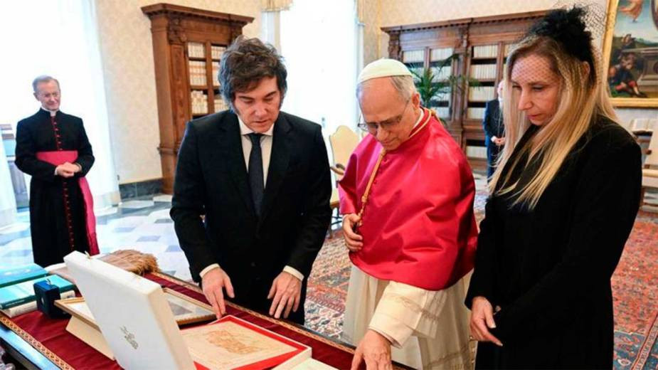 Evaluación de feriados en noviembre por la llegada del papa León XIV al país