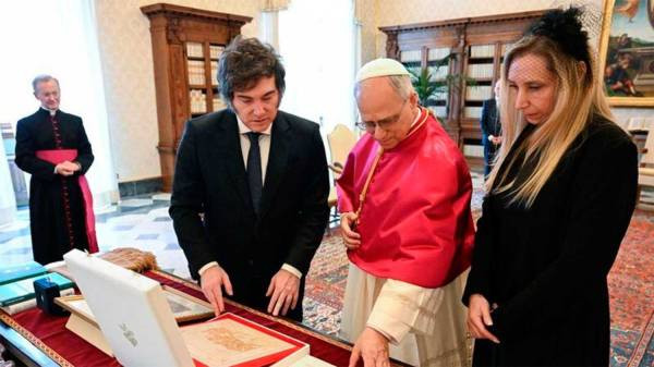 Evaluación de feriados en noviembre por la llegada del papa León XIV al país