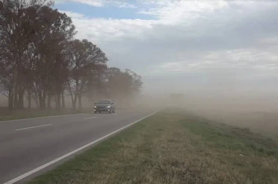 Complicaciones viales en la Ruta 35 por fuertes ráfagas de viento y polvo en suspensión