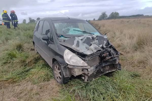 Tres heridos tras un choque entre un auto y un camión en la Ruta 5