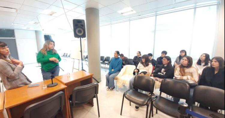 Un policia condenado a prisión efectiva por golpear a un demorado esposado dentro de un patrullero