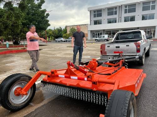 Castex incorporó una desmalezadora hecha por emprendedores locales y reforzó el parque automotor municipal