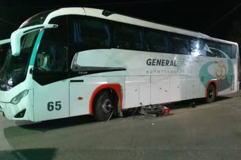 Violento choque en General Pico: una motociclista sufrió fractura expuesta tras impactar contra un colectivo