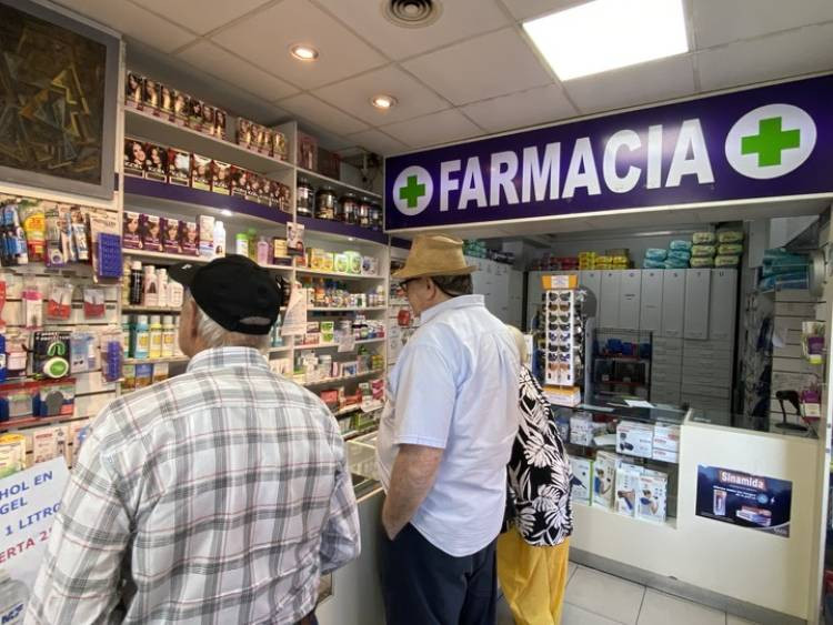Las farmacias bajan sus persianas de 12 a 13 horas y van a la justicia contra el DNU de Milei