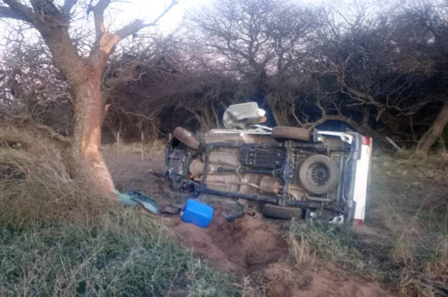 Tragedia en la Ruta 10: un automovilista puntano murió al chocar contra un caldén tras rozar a un camión