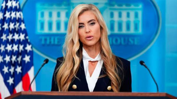 Donald Trump echó a su secretaria de prensa a menos de una semana de haberla nombrado