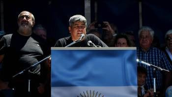 Pablo Moyano apuntó fuerte contra Luis Caputo: “Lo van a llevar en andas, pero para tirarlo al Riachuelo”