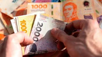 El peso argentino cierra el año como la segunda moneda más devaluada del mundo
