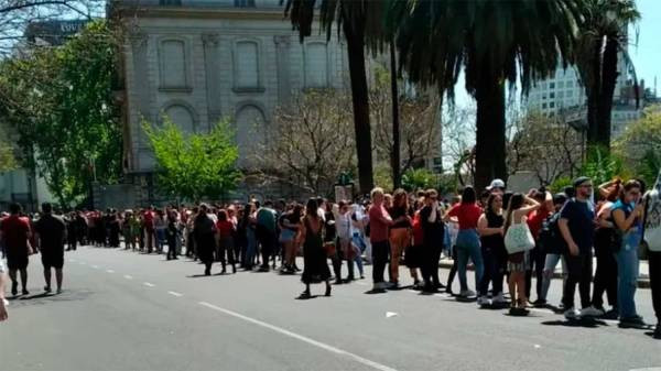 Tensión y un arresto frente a la embajada de Brasil en Retiro durante los comicios presidenciales