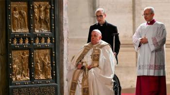El papa Francisco volvió a sufrir dos episodios de insuficiencia resipiratoria aguda y crece la preocupación en el Vaticano