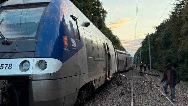 Descarrilamiento de un tren en el norte de Francia: reportan 44 heridos y una joven en estado crítico