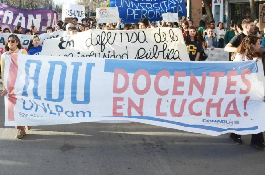 Protesta en la UNLPam: gremios universitarios salen a las escalinatas por fondos y paritarias