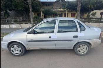 Sorprendidos in fraganti: apresan a dos hombres que robaban piezas de un auto incendiado en la Ruta 5