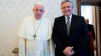 Francisco recibió al expresidente Alberto Fernández en la biblioteca del Vaticano
