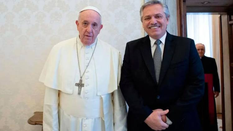 Francisco recibió al expresidente Alberto Fernández en la biblioteca del Vaticano