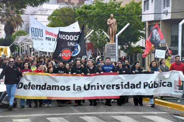La UNLPam se movilizó en Santa Rosa en reclamo de fondos para la educación superior