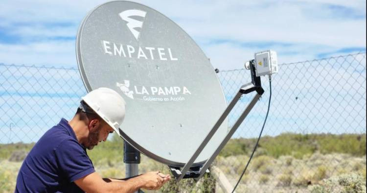 EMPATEL instaló antena satelital en Árbol de la Esperanza
