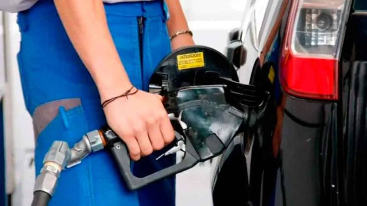 El precio internacional de petróleo superó los USD 80 por barril y presiona a la nafta y el gasoil