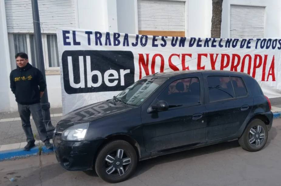 Tensión en la comuna: un conductor de Uber cruzó a los taxistas y rechazó la nueva regulación municipal