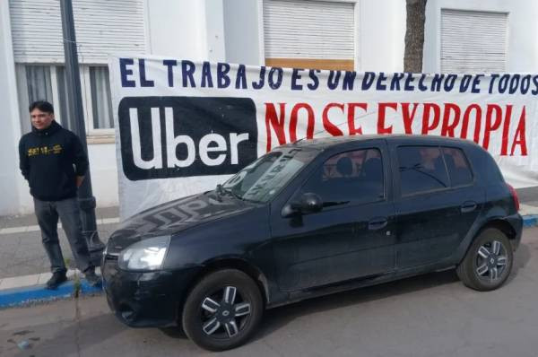 Tensión en la comuna: un conductor de Uber cruzó a los taxistas y rechazó la nueva regulación municipal