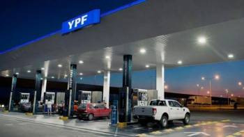 El Gobierno postergó el incremento del impuesto a los combustibles, sin embargo YPF aumentó un 6% en promedio