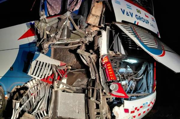 Impacto en la Ruta 13: un camión chocó a un micro con 60 pasajeros que estaba detenido
