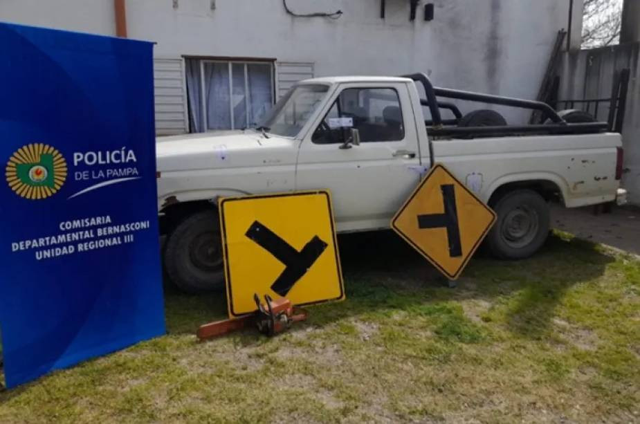 Bernasconi: apresan a un conductor con carteles viales robados y una motosierra
