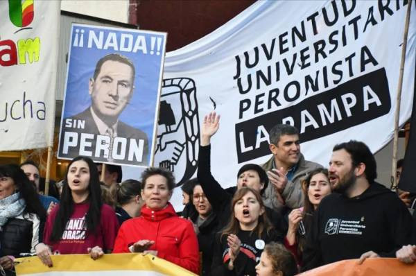 La dirigencia política exhibió sus posturas durante la marcha universitaria en Santa Rosa