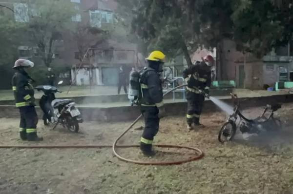 General Pico: investigan si el incendio de dos motos en el barrio Malvinas Rojo fue intencional