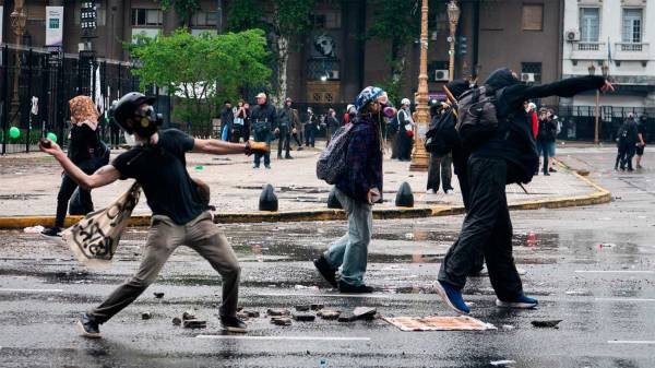 El Gobierno llevará a la Justicia a los detenidos por los violentos disturbios frente al Congreso