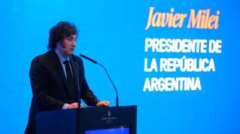 Javier Milei confirmó que el Gobierno dará de baja 70 mil contratos de empleados públicos