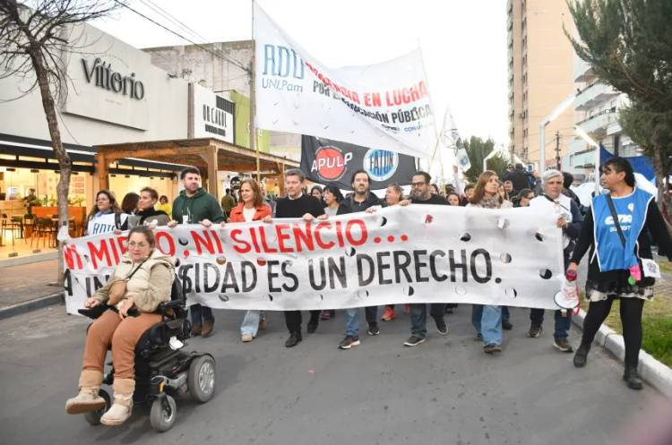 Docentes universitarios tildan de burla la propuesta salarial oficial y alistan una nueva marcha federal