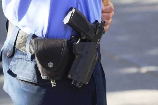 La Pampa: una agente policial fue condenada a restituir casi 840 mil pesos por la pérdida de su pistola reglamentaria