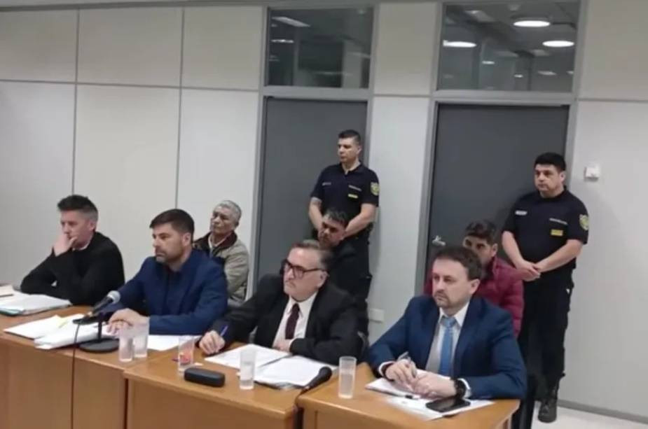 Condenaron a tres trabajadores comunales por comercializar arena y usar maquinaria del Estado